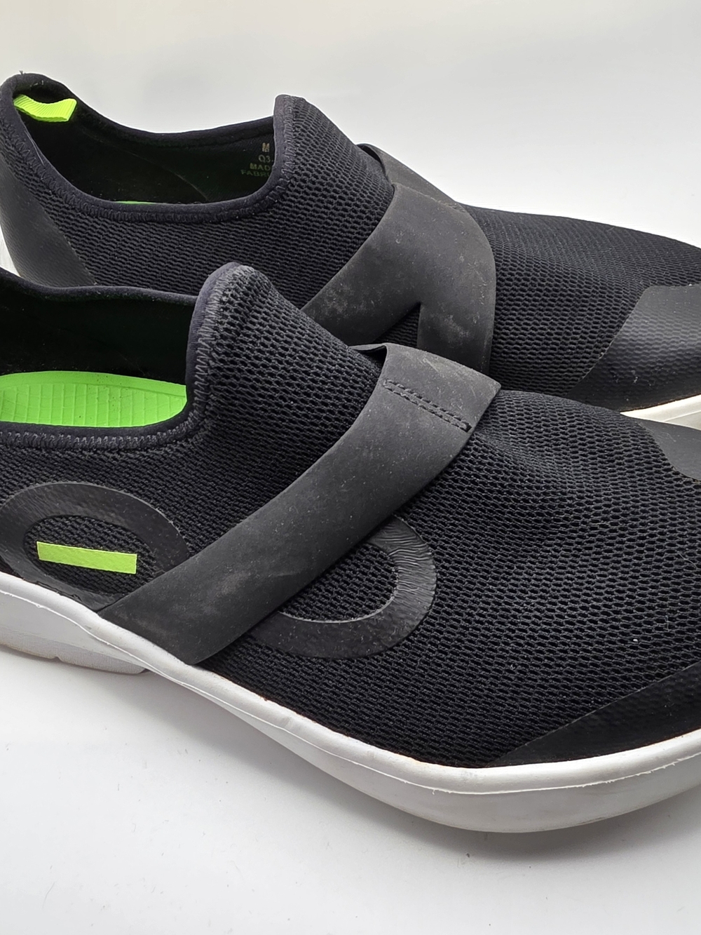 Oofos OOMG Mens Slip On Lo Fibre Recovery Shoes Black Green US Size 11